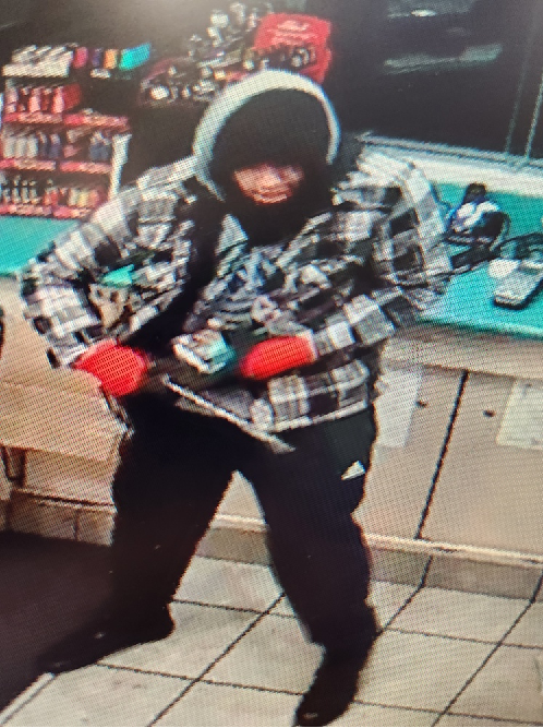 Suspect masculin portant un chandail à capuchon blanc/noir, des gants rouges et tenant un couteau.